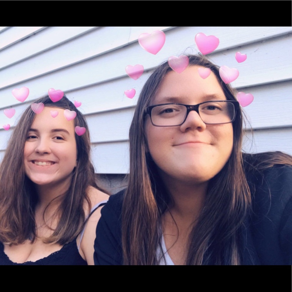 Meet your Poshers, Chloe & Rylea